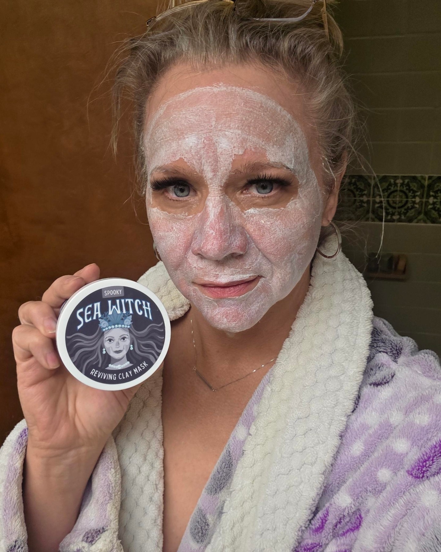 Sea Witch, step by step 🌊

Clean skin, smooth on an even layer, leave it on 15 to 20 minutes, rinse with warm water.

Then tone, hydrate, and lock it in 🤍

#theperfectlyposh #janicaspamperedlife #seawitch #masknight